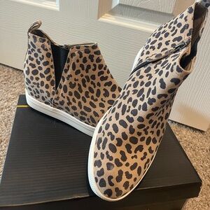 **NEVER WORN ** Cheetah Carlson shoes